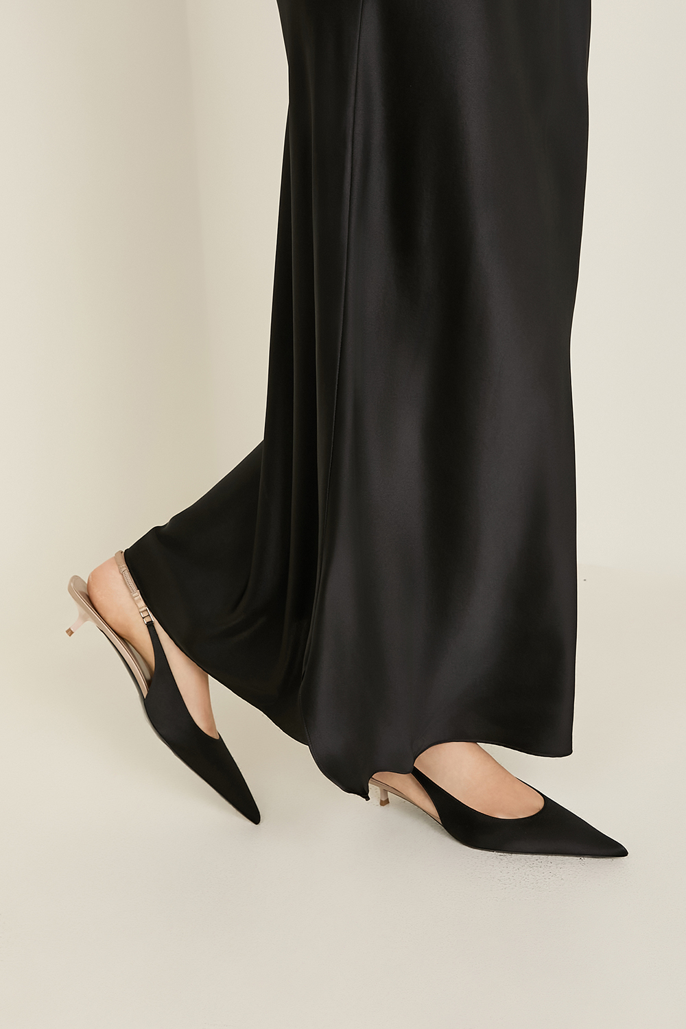תמונת כל הלוק של נעלי סלינג בק סאטן SAINT LAURENT